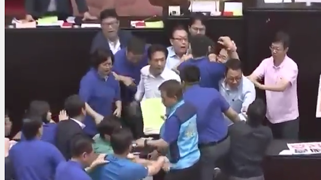 Batalla campal, diputados se van a los golpes por la aprobación de un proyecto VIDEO] 