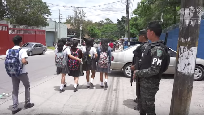 Militares custodian colegios ante asedio de pandillas