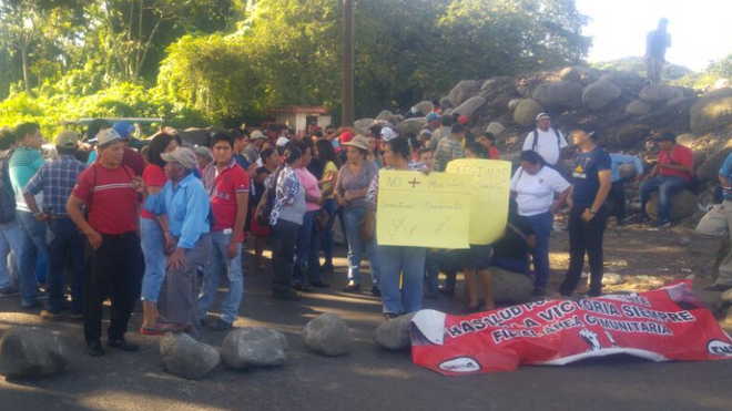Salubristas realizan protestas y tienen carreteras bloqueadas