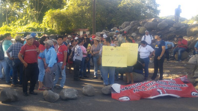 Salubristas realizan protestas y tienen carreteras bloqueadas