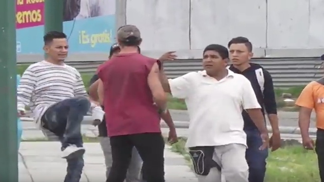 VIDEO: Patean a vendedores de dulces en la Roosevelt, pilotos los acusan de ladrones