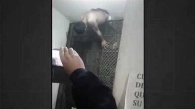 Un preso intenta escapar y queda atrapado en las rejas de su celda [VIDEO]