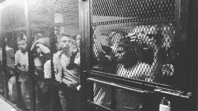 Reclusos mayores de edad provenientes de Gaviotas esperan en las carceletas para su audiencia de primera declaración.