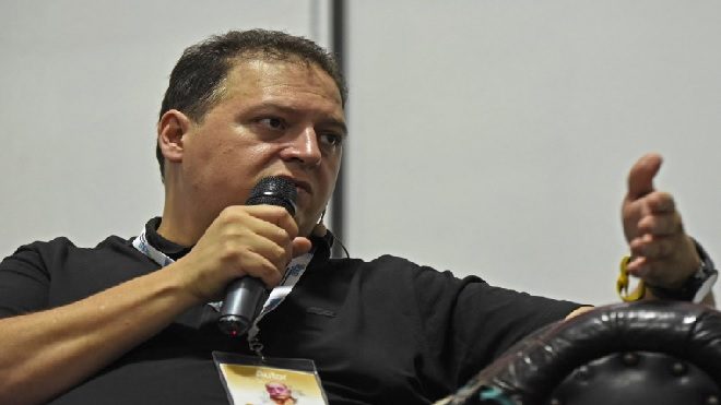 Juan Pablo Escobar dice durante su conferencia en Filgua que las series de narcotráfico roban los sueños de la juventud. Foto: Johan Ordoñez /AFP