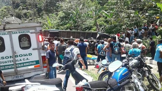 Camión volcó en el km. 294. San Marcos.