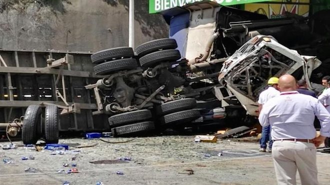Tráiler volcado en el km. 13.5 de la ruta al Atlántico.