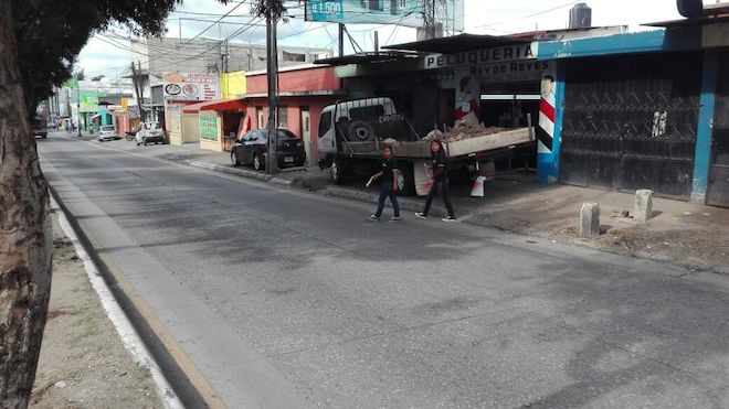 Denuncian a conductores que se estacionan sobre las banquetas en zona 6 de Mixco.