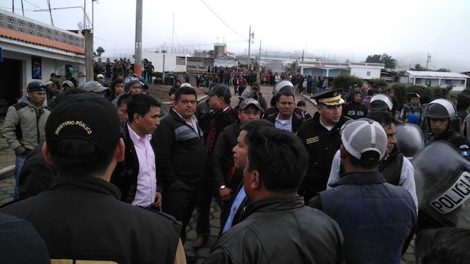 Autoridades dialogan con los cumunitarios de Sololá luego del enfrentamiento por tierras. Foto: Ángel Julajuj.
