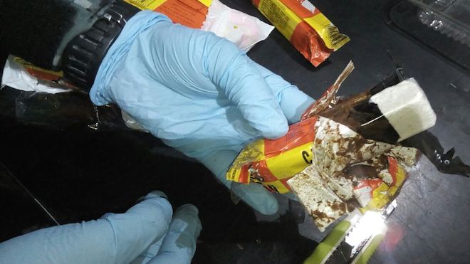 Agentes de la PNC incautan paquetes de cocaína en envoltorios de chocolate.