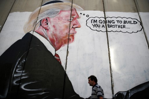 El Presidente Donald Trump lanzó en Facebook un informativo que hable de sus logros y aparte las "malas noticias" de su gestión. / AFP PHOTO / AHMAD GHARABLI