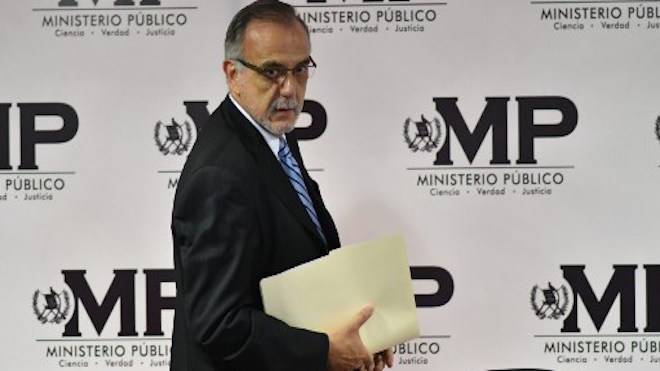 Exhortación o amenaza al comisionado