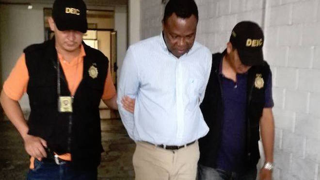 Clonador capturado con arma y 14 tarjetas de Crédito