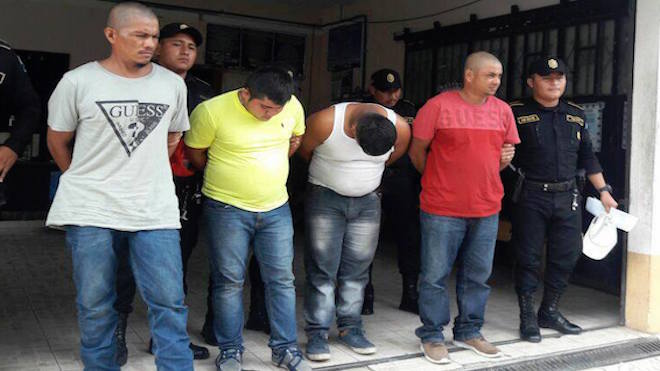 En pleno saqueo de un negocio, autoridades detienen a 4 personas