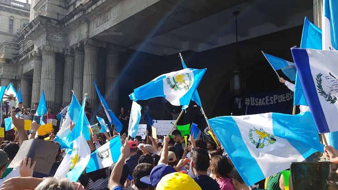 #JimmyNoGrato indican guatemaltecos y regresan a la Plaza a pedir la renuncia de Morales