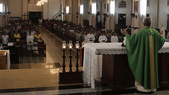 Sacerdote católico es detenido de camino a un motel con una niña de 13 años