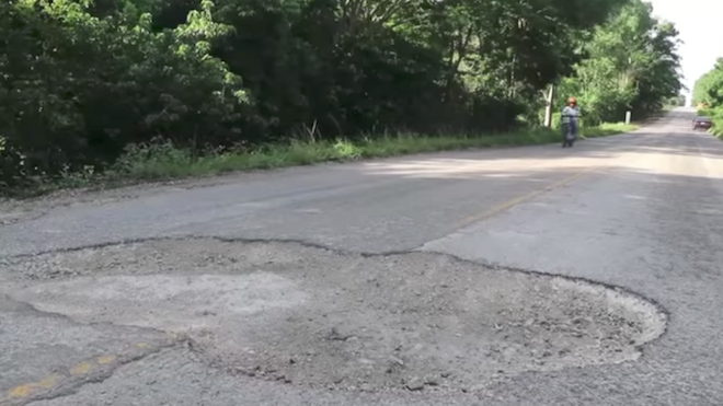 La carretera al Parque Tikal, se encuentra en muy malas condiciones.