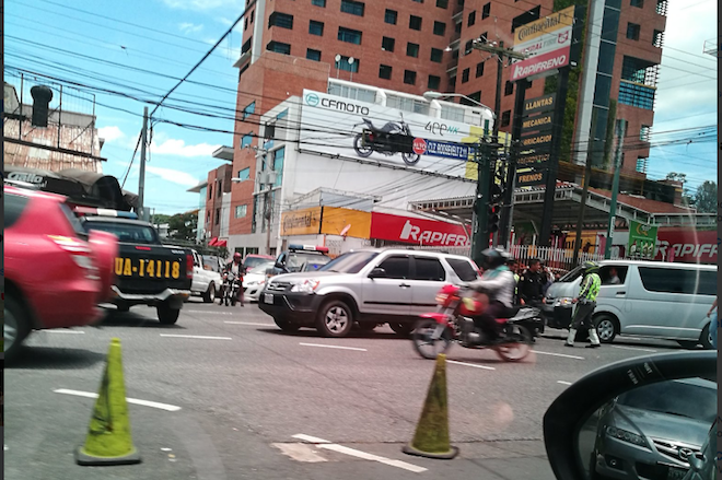Robo de un carro en la Roosevelt termina con accidente y captura de uno de ellos