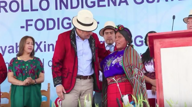 Transportistas abordan al presidente en Quiché por el mal estado de las carreteras.