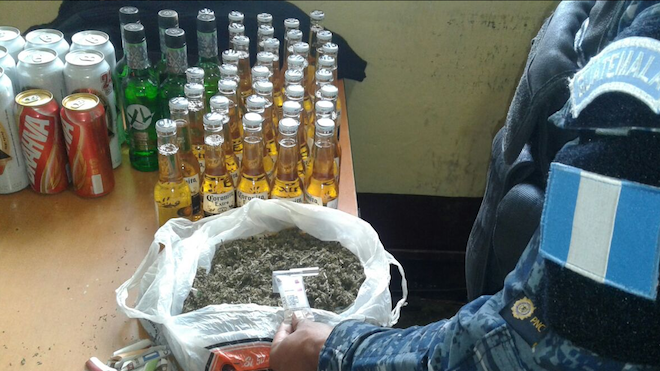 Droga, celulares, cervezas y hasta machetes hallan en requisa a cárcel de Quetzaltenango
