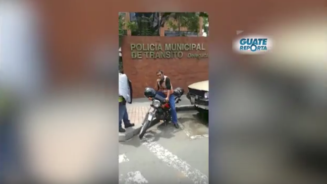 Piloto de taxi hace pública una denuncia sobre dos hombres que prestan de forma ilegal el servicio de mototaxi.