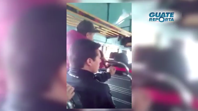 Piloto abusivo recibe lección de sus pasajeros.