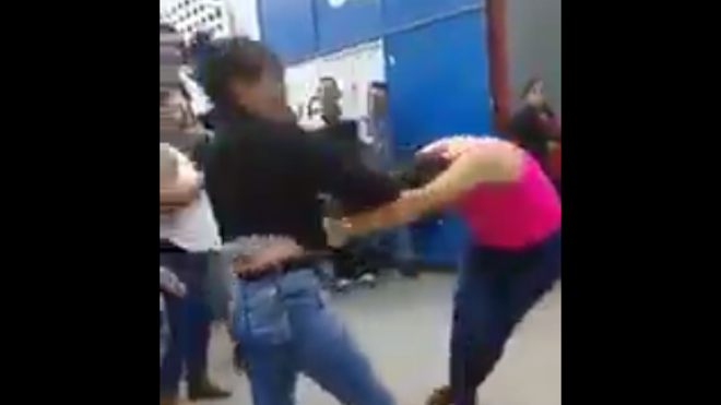 Calle se convierte en ring de una brutal pelea entre dos mujeres en la Petapa [VIDEO]