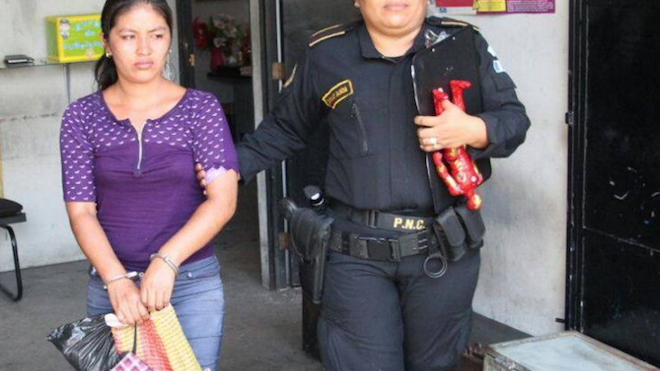 La captaron cuando le daba una brutal golpiza a su hija de 5 años