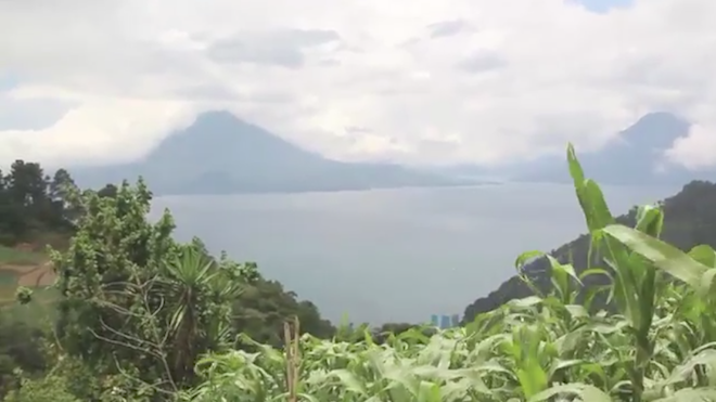 En la época de invierno más de 3mil toneladas de basura llegan al Lago de Atitlán.