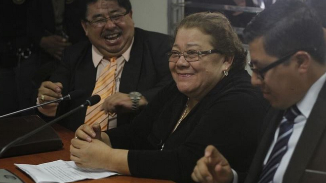 Caso Bufete de la Impunidad: Marta Sierra de Stalling riendo con sus abogados
