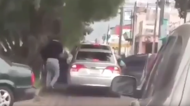 Sale de un banco y asaltantes la encañonan a plena luz del día en Xela