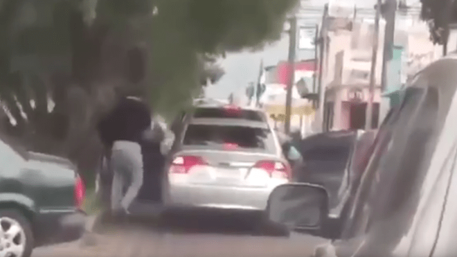 Sale de un banco y asaltantes la encañonan a plena luz del día en Xela