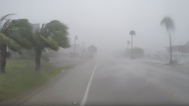 Destrucción y "serias" inundaciones al paso del huracán Harvey