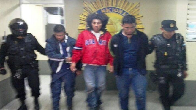 Capturan a motoladrones con pistola de juguete