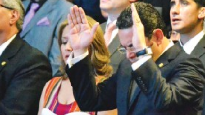 Jimmy Morales orando