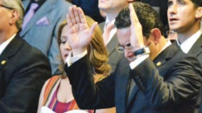 Jimmy Morales orando