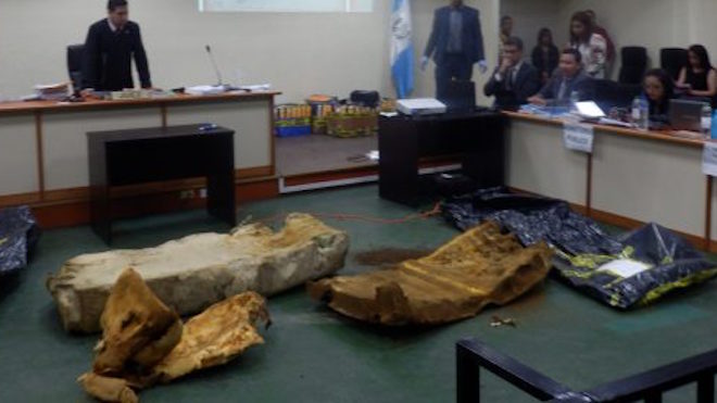 Caso Hogar Seguro: Exhibe fragmentos de colchonetas quemadas en audiencia