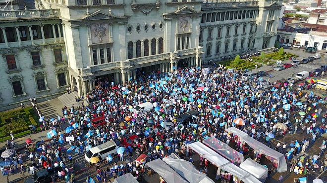 Guatemaltecos están en la plaza de la Constitución manifestando por la justicia