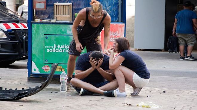 EPA Personas desconsoladas por lo sucedido y heridos fueron socorridos por otros transeúntes que se encontraban en el lugar.