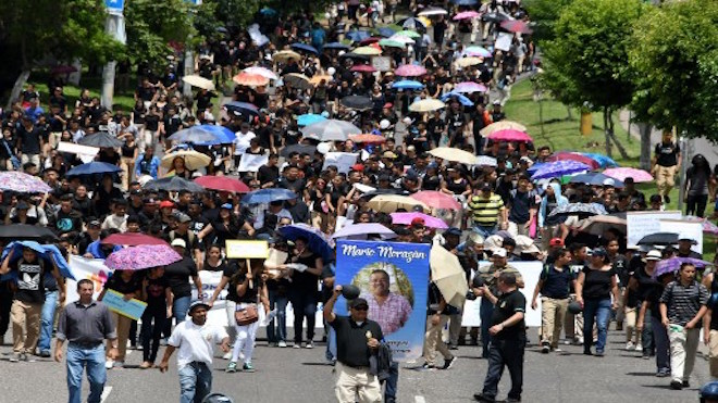 Estudiantes salen a las calles a exigir seguridad en colegios de Honduras