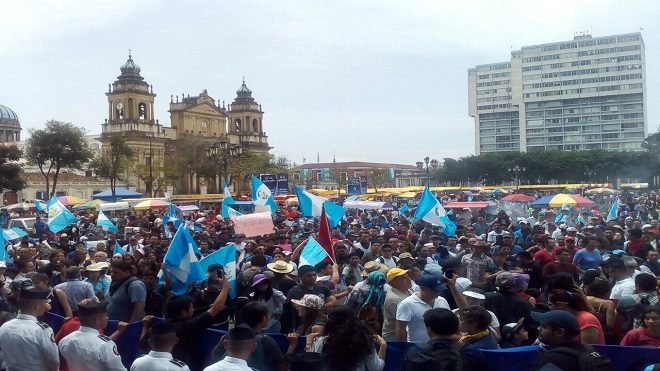 Manifestación frente al Congreso de la República exigiendo renuncia del Presidente y diputados.