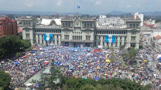 La Plaza se llena, miles exigen renuncia de diputados y presidente #ParoNacional