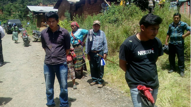 Detienen a dos hermanos acusados de violar a una niña. Acusaban al padre de la menor de brujería