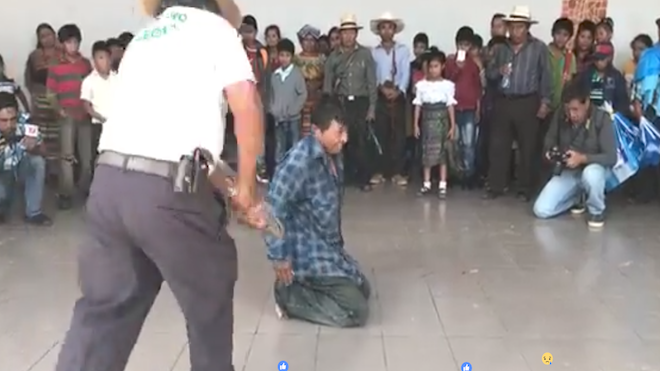 EN VIVO: Así azotan a un hombre acusado de robarse un carro en Quiché