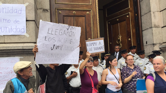 #Exijo105Votos dicen guatemaltecos afuera del Congreso [GALERÍA] 