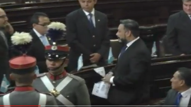 Diputados protestan contra Jimmy Morales por bono de Q50 mil. FCN arremete contra ellos
