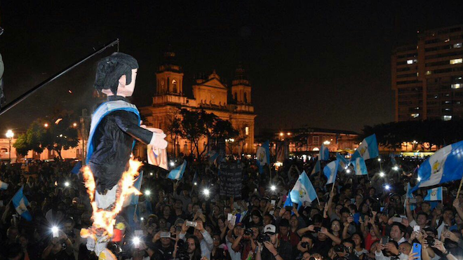 "¡Están despedidos todos!" Guatemaltecos rechazan a diputados por #PactoDeCorruptos