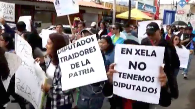 Quetzaltecos manifestaron por su inconformidad a las decisiones tomadas por los diputados.
