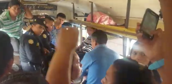 ¡Mátenlo! ¡Mátenlo! gritan pasajeros que encontraron a un pandillero con una granada en el bus