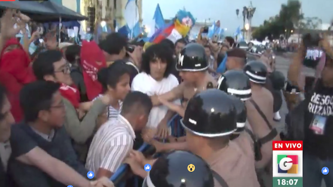 EnVivo: Manifestantes impiden izada de bandera en la Plaza Central