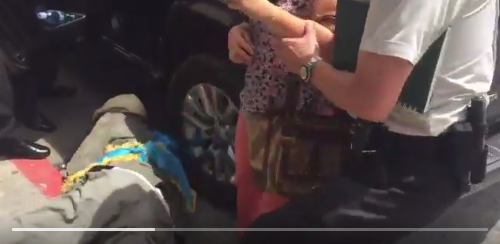 VIDEO: Mujer ataca a anciano que protestaba contra diputados, se marcha en su camioneta de lujo y PNC no hace nada
